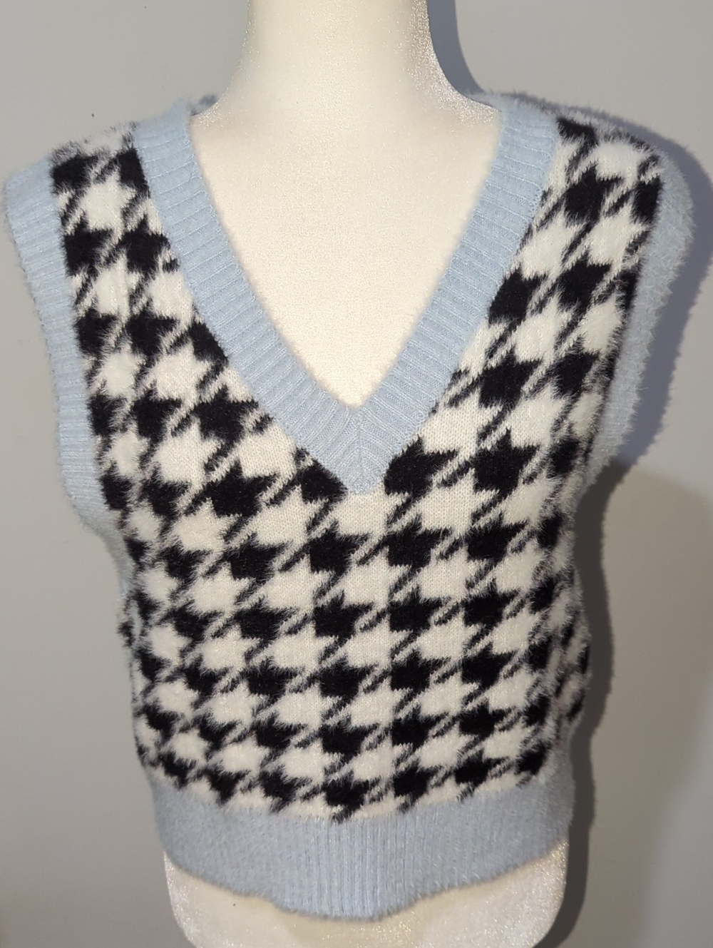 NWT H&M (DIVIDED) Light Blue Black White Houndstooth V-Neck Sweater Vest